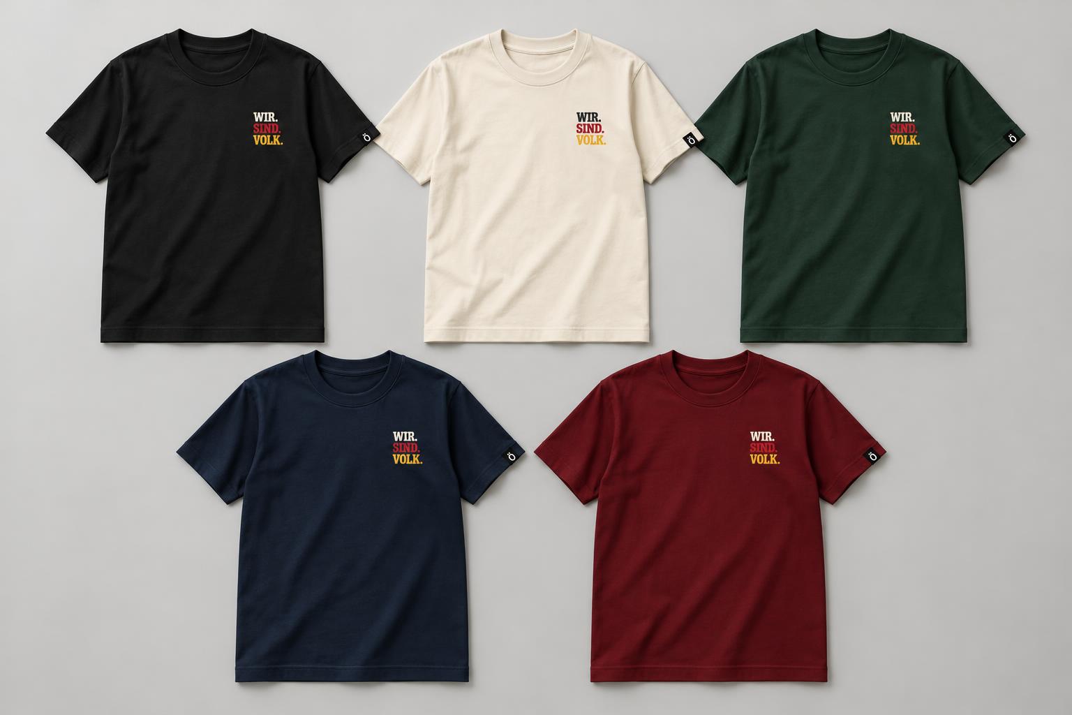 Fünf vollständige T-Shirt-Konzepte in Schwarz, Natural, Waldgrün, Navy und Burgunder mit kleinem dreifarbigem linken Brustdruck WIR. SIND. VOLK. und Ö-Ärmellabel.